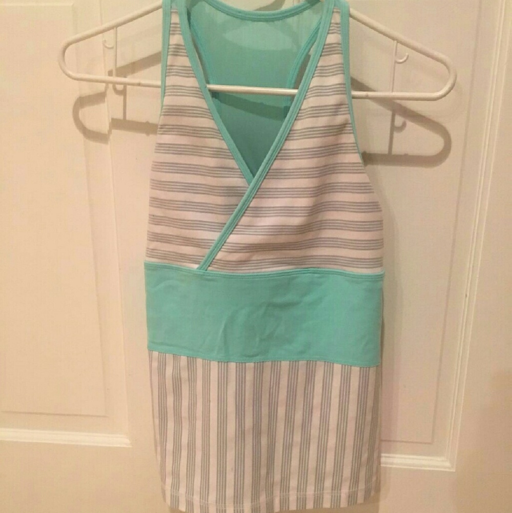 EUC Lululemon racer back tank with built in bra. Size small.